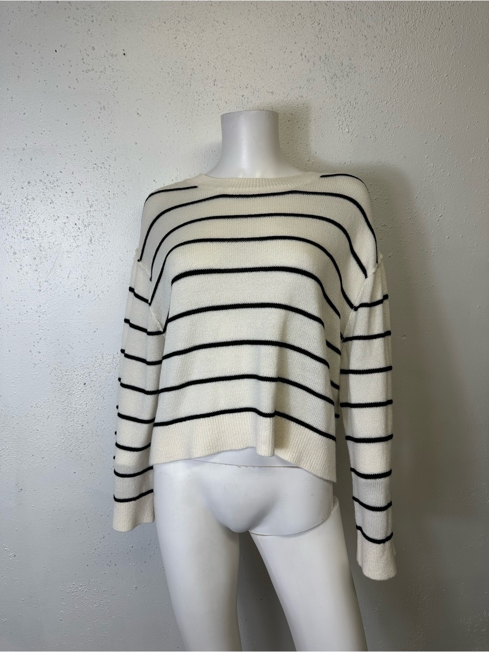 Divided Women Sweater Large Cream Stripe Cropped Crew Neck  Winter Pullover